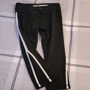 Lululemon 8 black capries dots workout bottoms